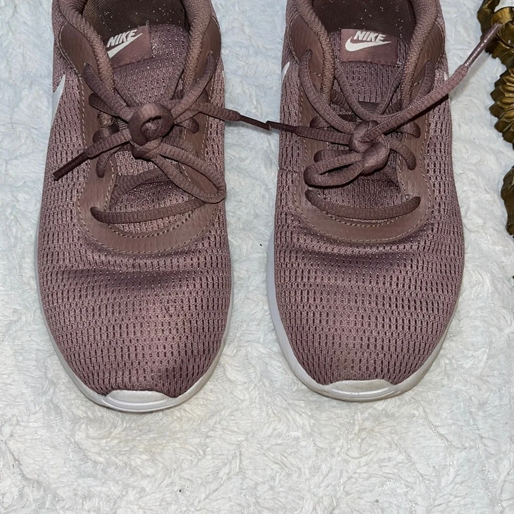 Nike Tanjun Mauve Sneakers